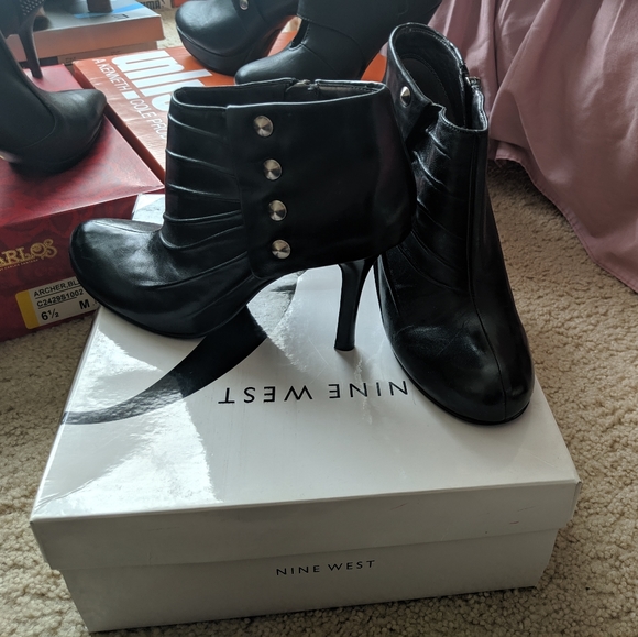Beautiful nine West button booties - Picture 1 of 3